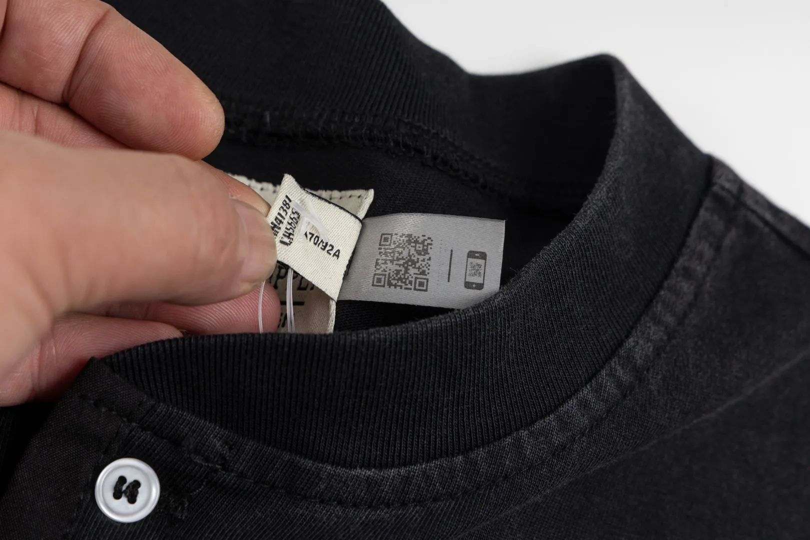 P196 85 Ralph Lauren washed heavy brushed distressed henley stand-up collar open chest long-sleeved bottoming shirt thin sweatshirt fabric 100% Xinjiang long-staple cotton, imported embroidered logo on the chest custom threaded collar, classic embroidery, the highest version, suitable for business and leisure daily use! 🌘3-button placket, laser logo pearlescent resin buttons, cuffs and hem are double-stitched, different from the currency version. Washed and distressed, sand-washed and stir-fried. Color: White, Black, Navy Blue, Army Green, Gray Size: S M L XL Length: 69/70/72/75 Bust: 102/108/116/124 Shoulder width: 43/45/47/49 Recommended weight: 100-120/120-140/140-160/160-180 pounds